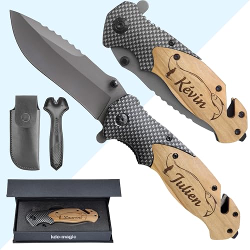 KDO MAGIC Couteau de survie personnalisé - Prénom gravé - Lame de sécurité personnalisable - Manche en bois gravé - Effet carbone - Cadeau Saint-Valentin -Idée cadeau homme anniversaire