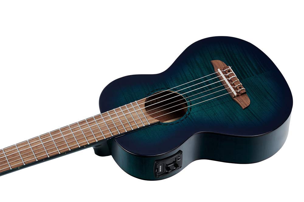 Ortega Guitars Reise Gitarre Elektro-Akustisch – Mini Travel Series – Geflammtes Mahagoni, Hochglanz Blau (RGLE18BLF)