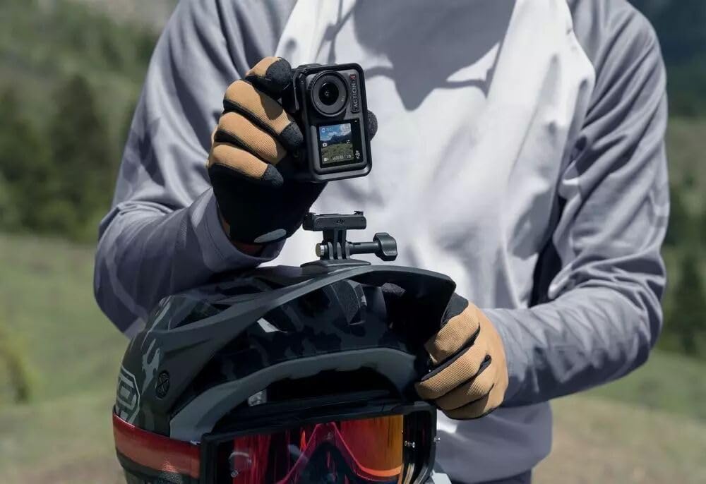 DJI Osmo Action 4 Standard-Combo, 4K/120fps Action Cam mit 1/1,3-Zoll-Sensor, 10-Bit und D-Log M-Farbleistung, Langlebiger 1.770 mAh Akku für Vlogs, Reisen, Outdoor