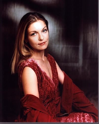 Posterazzi Sheryl Lee En Vestido De Terciopelo Rojo Y Chal Impresión Fotográfica (16 x 20) - Artículo # MVM03390