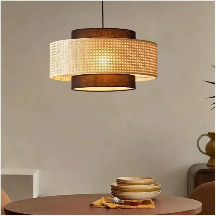 Lampe suspendue en rotin boho pour illuminer un escalier d'entrée