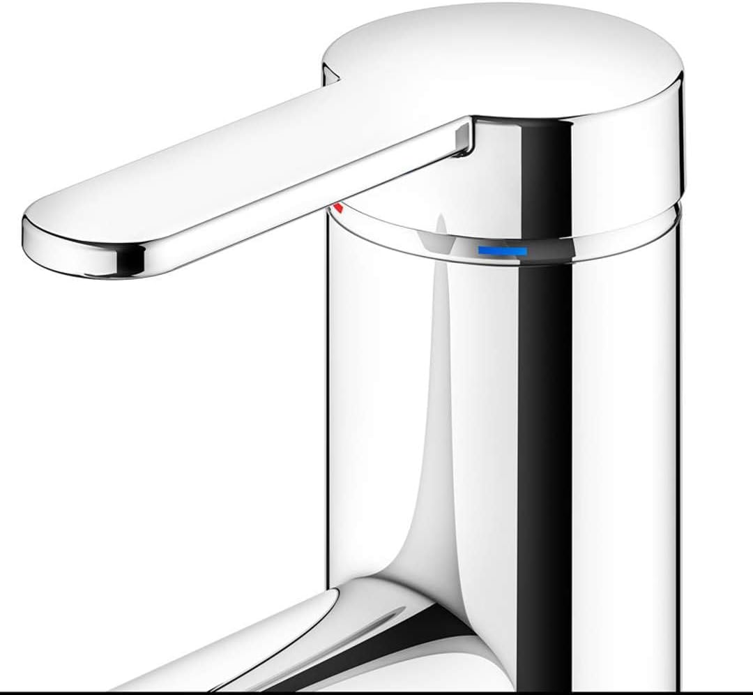 Close-up of the single lever handle with hot and cold indicators