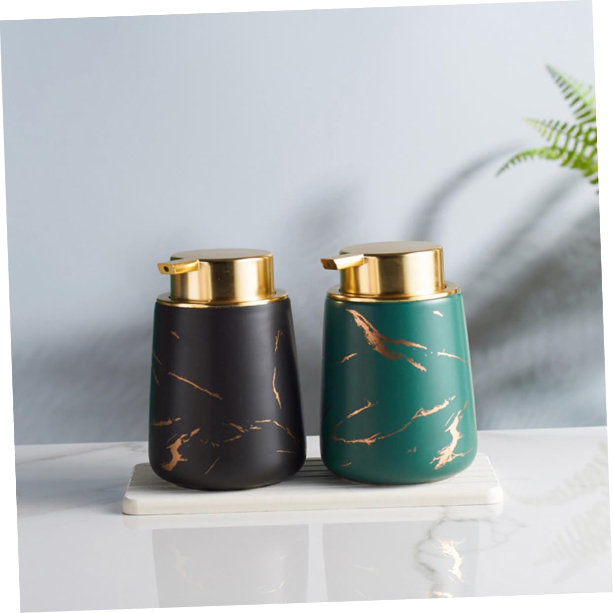 Juego de Accesorios de Baño de Cerámica Negro, 1 Set Dos Vasos | Portacepillos y Jabonera Incluidos, Botella para Loción, Acabado Liso y Portátil, Estilo Clásico Elegante