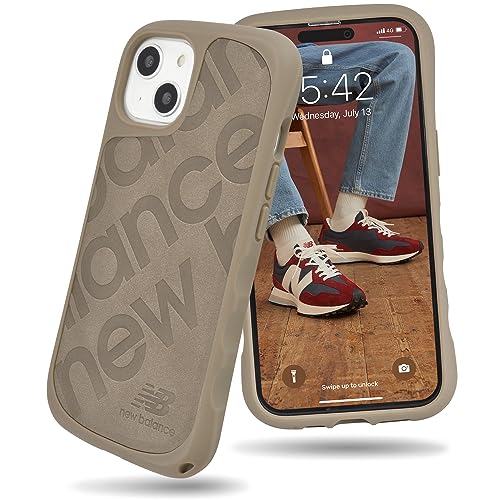 【 New Balance 正規品 】 iPhone15 対応 ケース 耐衝撃 米軍MIL規格 ワイヤレス充電対応 ブランド スマホケース アイフォン15用 iiPhone 15用ケース 6.1インチ 「 背面/スタンプロゴ 」 ニュー バランス ロゴ型押し スエード カバー (グレージュ)