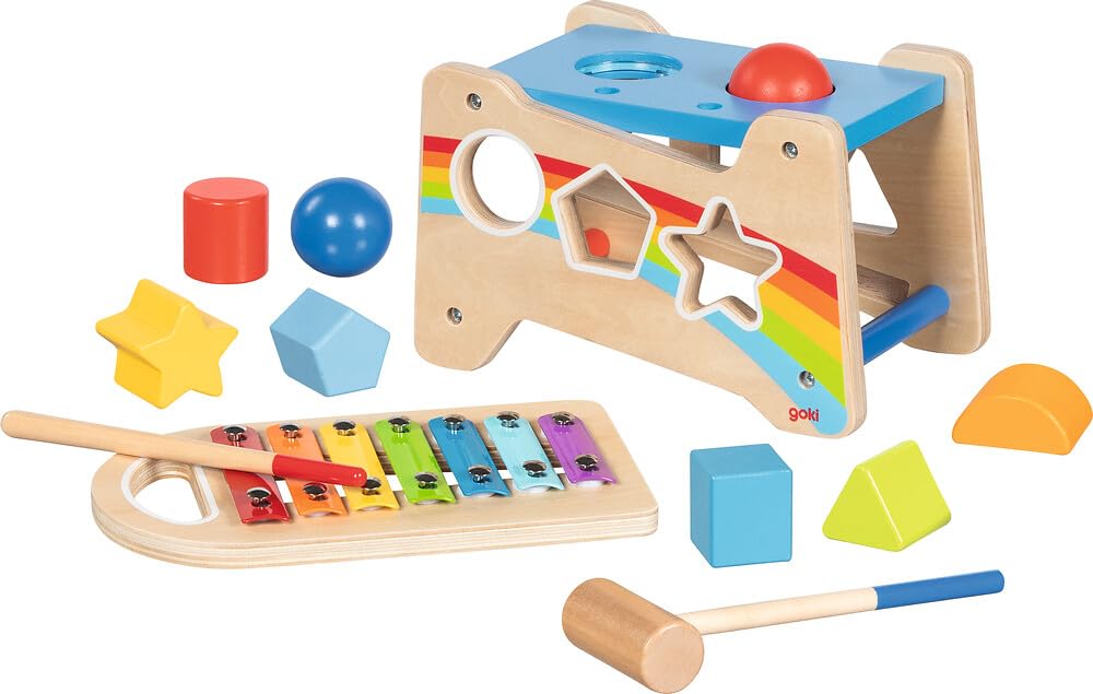 goki 58304 - Panca a martello con xilofono e funzione di smistamento, 12 pezzi, giocattolo motorio in legno con suoneria estraibile – panca 3 in 1, scatola di smistamento, xilofono