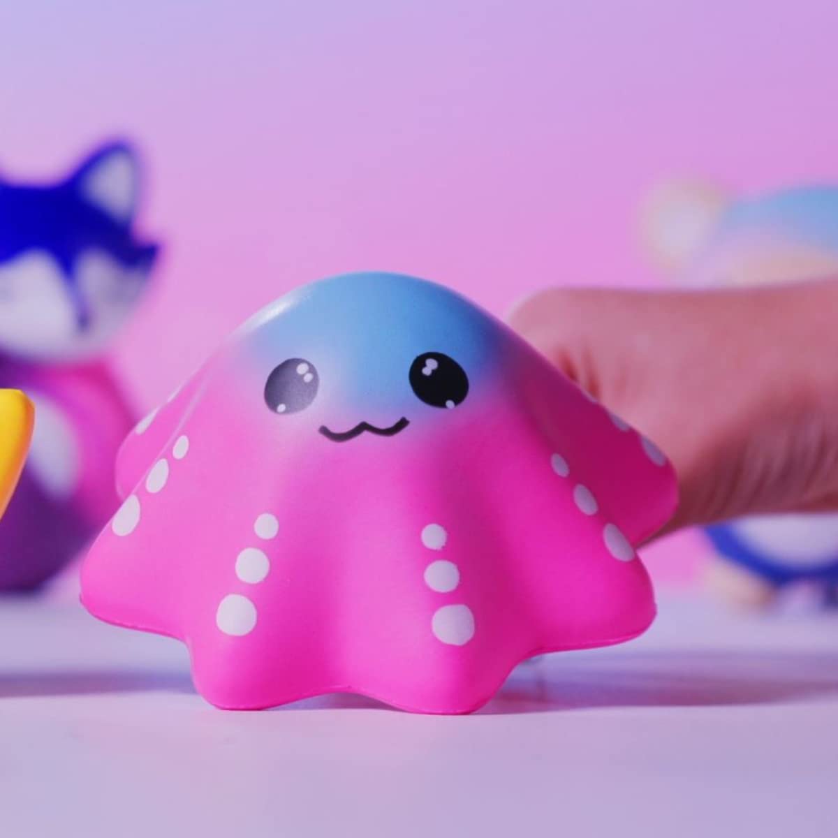 Sbabam, Doki Doki Squishy Galaxy and Rainbow, gry dla dzieci z kioskiem, zabawki Squishy, małe miękkie gumowe lalki, zestaw 3 saszetek, pomysły na prezenty dla dzieci, od 3 lat