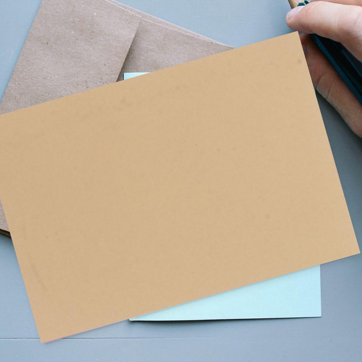 KONTONTY Vintage Briefpapier Elegantes Leeres Schreibpapier aus Braunem Papier 100 Blatt mit Verstärkter Haltbarkeit und Vielseitiger Größe für Präsentationen und Briefeschreiben