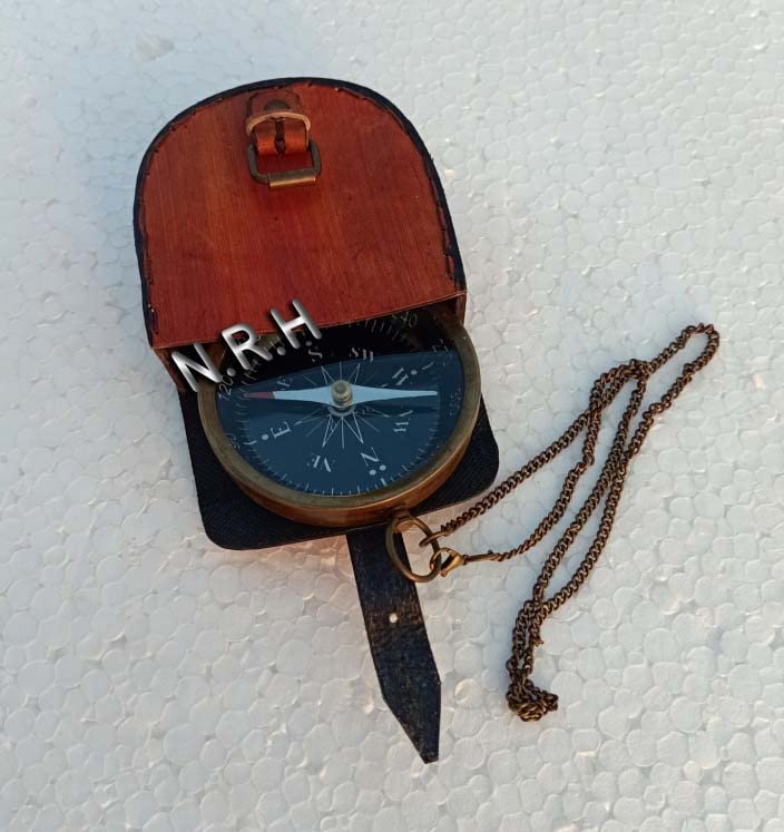 Brújula Grabada de Bolsillo con Estuche de Cuero miniatura 4