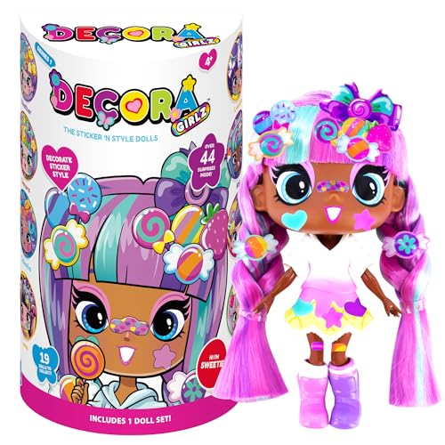John Adams Decora Girlz | Muñeca de moda SWEETIE Sticker 'n' Style de 5 pulgadas | Sweetie cuenta con 44 accesorios coloridos, incluyendo vestido, zapatos, bolso, peine, hojas de calcomanías | Muñecas