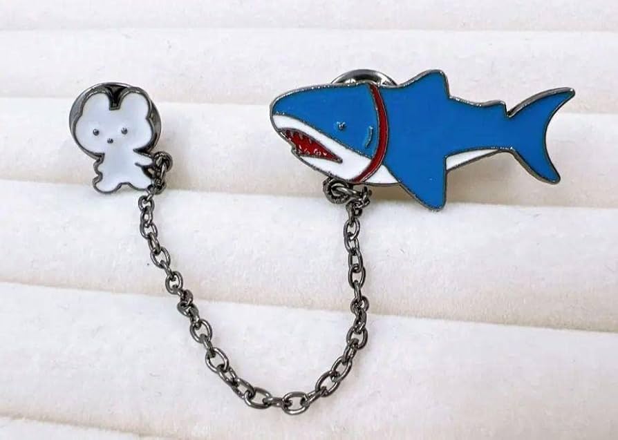 Amazon.co.jp: うさぎとサメ チェーン付き ピンバッジ ウサギ 鮫