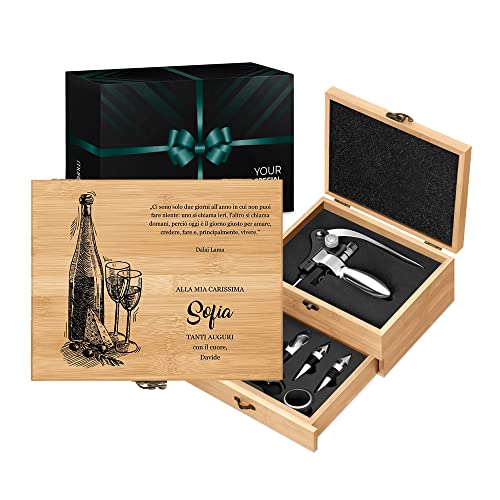 Maverton Accessori da vino La Dedica - Kit da Sommelier Personalizzato - Scatola in legno di bambù + 8 pezzi di Accessori Vino - regalo uomo - regalo di Natale - Giorni