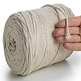 MEHR SEIL ALS JE ZUVOR. 250 m langes Makramee-Seil, ordentlich auf einer stabilen Spule gesponnen, garantiert genug Material für fast jedes Makramee- oder Webprojekt. Mit Viskose veredeltes Premium-Qualitäts Material zu einem erschwinglichen Preis!