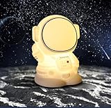 Lumière douce de sommeil – apaise les nuits et chasse les peurs: La lampe de chevet pour enfants diffuse une lumière douce de sommeil, non agressive pour les yeux, parfaite pour accompagner les enfants dans leurs rêves. Sa teinte chaude crée une ambiance rassurante qui apaise les plus petits et les aide à s'endormir plus rapidement, tout en dissipant la peur de l’obscurité