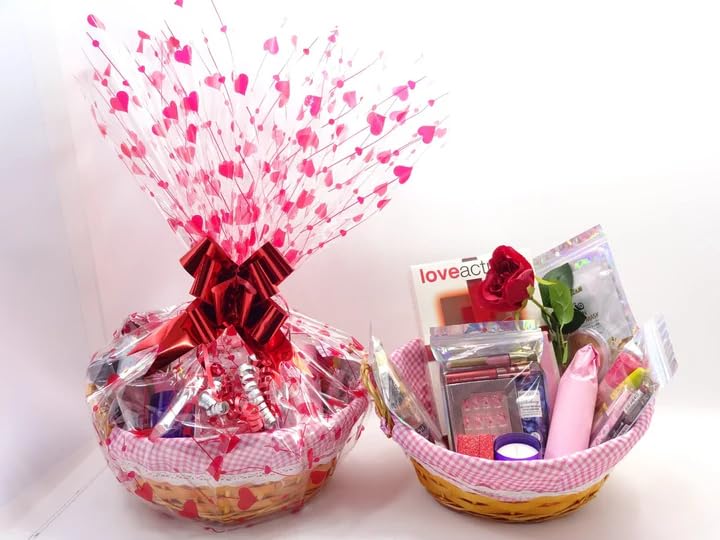 Luxueux panier de beauté pour elle avec maquillage, parfum, bougie, rose rouge et anneau en cristal