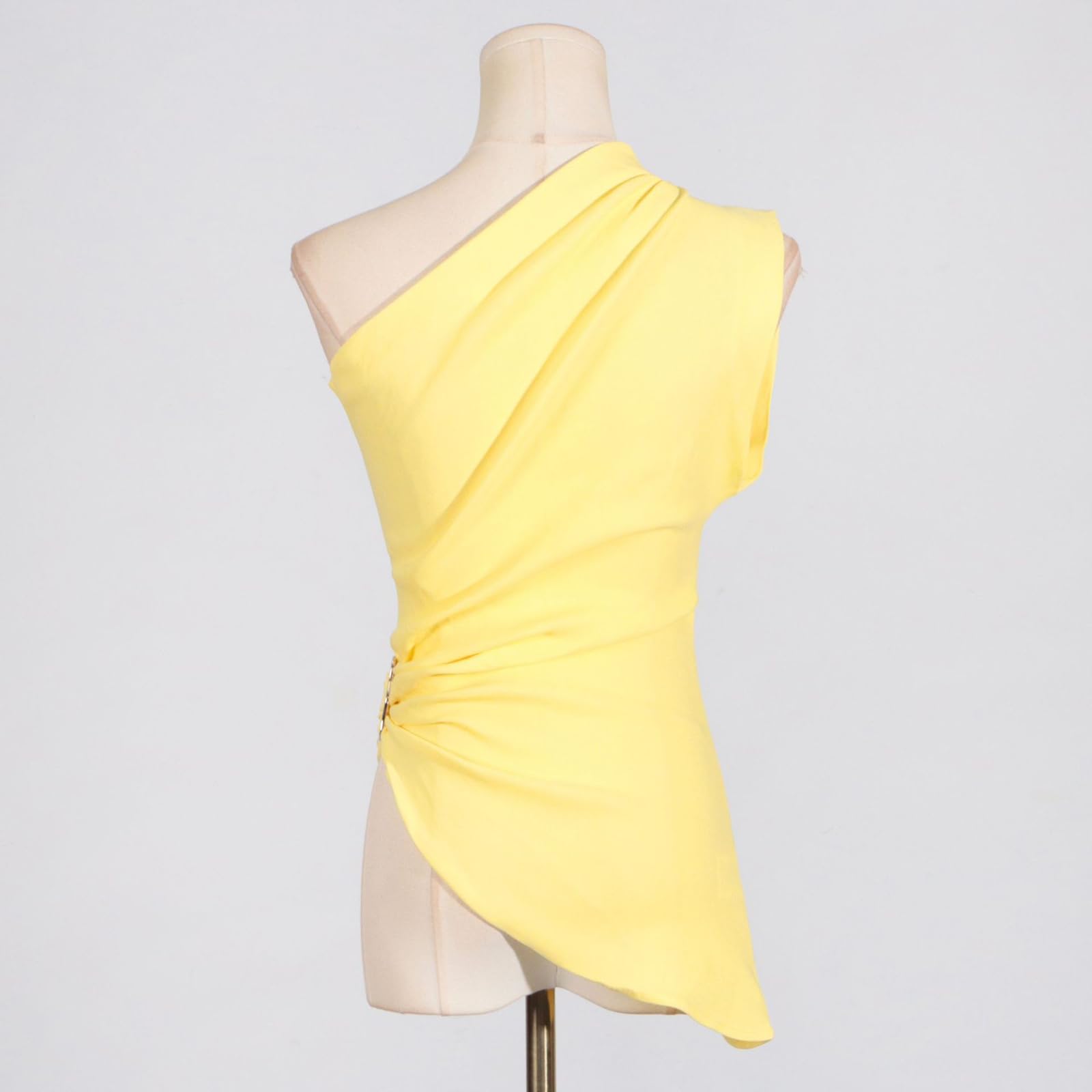 Top à une épaule pour femmes Sans manches Coupe ajustée Ourlet irrégulier solide Boucle en métal Chemise de sortie