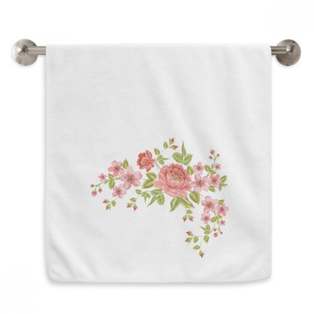 Serviette fleurs roses rouges et motif diadème pour un linge de maison raffiné