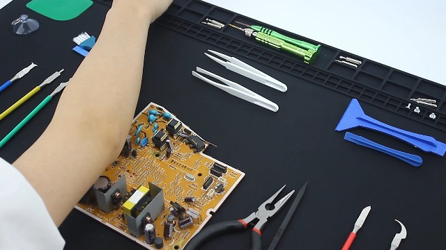 Image of 23.7'' x 13.8'' Extra Large Silicone Soldering Mat with Wrist Strap 932F Heat Resistant Solder Mat Premium Silicone Repair Mat Work Mat for Electronic, Cellphone, Laptop Repair (Black)