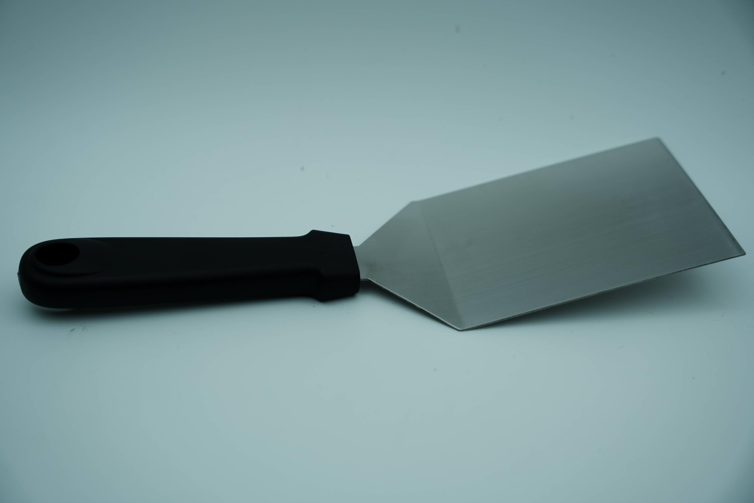 Stainless steel metal pizza spatula can also be used for steak, barbecue, and pancakes