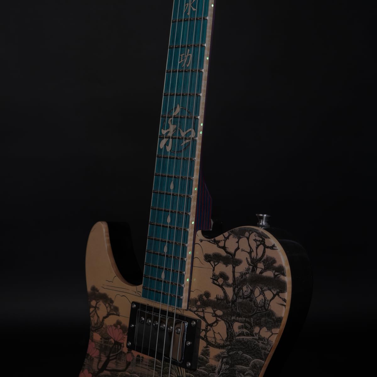 Lindo Chitarra elettrica Koya per mancini, manico composito, intarsi luminosi, finitura artistica grafica giapponese Wilderness