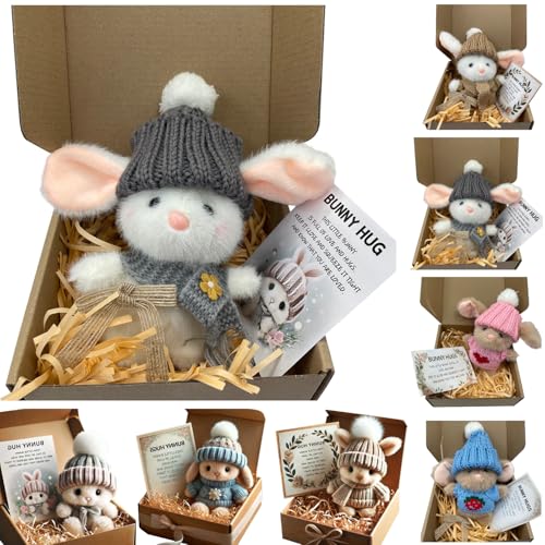 【Regalo versatile e dolce di Pasqua】: il dolce regalo di Pasqua definitivo Mini Bunny Hug! Questi versatili supporti emotivi sono ideali per presentazioni su scaffali, cestini pasquali, regali per feste o come commovente segno di affetto. Offrono gioia e relax ogni giorno, rendendoli un regalo significativo per bambini, amici o chiunque ami i dolci e rilassanti oggetti da collezione.