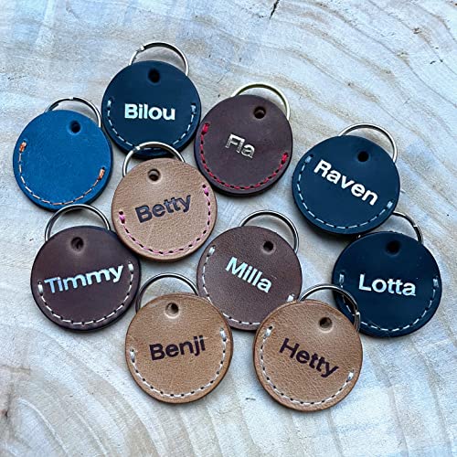 TICA Hundemarke Leder-Etui | Tassomarke Etui | Inklusive Prägung/Name bis 8 Buchstaben | Handmade by Manufactica®