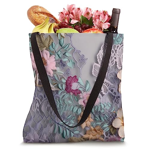 Bolso tote con estampado floral de encaje en tonos lavanda, rosa pálido, azul marino y blanco miniatura 4