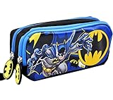 【Comodidad】Estuche para lápices Batman. Tamaño: 21 * 7 * 10 CM , con un asa fuerte para fácil transporte. El pequeño estuche también se puede poner en tu maleta grande. Las cremalleras ofrecen un acceso rápido a los artículos que están dentro.