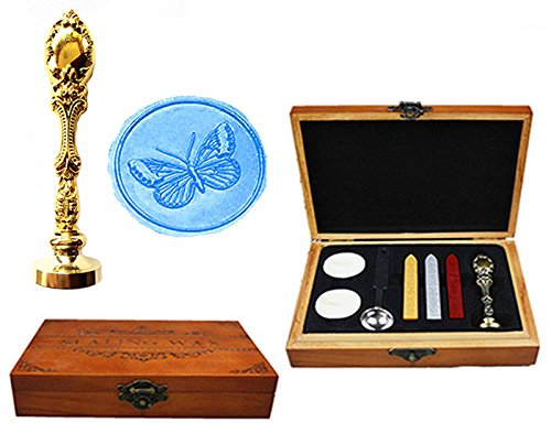 Cuillère à fondre en bois et cire à l'abri de la poussière dans un coffret en bronze