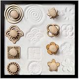 FÖRDERT IHRE KREATIVITÄT UND SCHAFFT EIN EINMALIGES ZEN-GARTEN ERLEBNIS: Die Zen-Garten Stempel sind die optimalen Werkzeuge um tolle und einzigartige Designs auf dem Sand Ihres Zen-Gartens zu erschaffen. Das Design der Stempel ist von Formen der japanischen Kultur inspiriert und erhöht die meditativen und entspannenden Auswirkungen ihrer Zen-Garten Erfahrung.