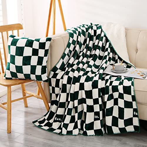 Qucover Plaid Polaire 150x200cm, Plaid Damier Super Doux et Chaux 480GSM pour Hiver, Couverture Polaire Design Réversible à Carreaux Vert Blanc avec 1 Housse de Coussin 45x45cm