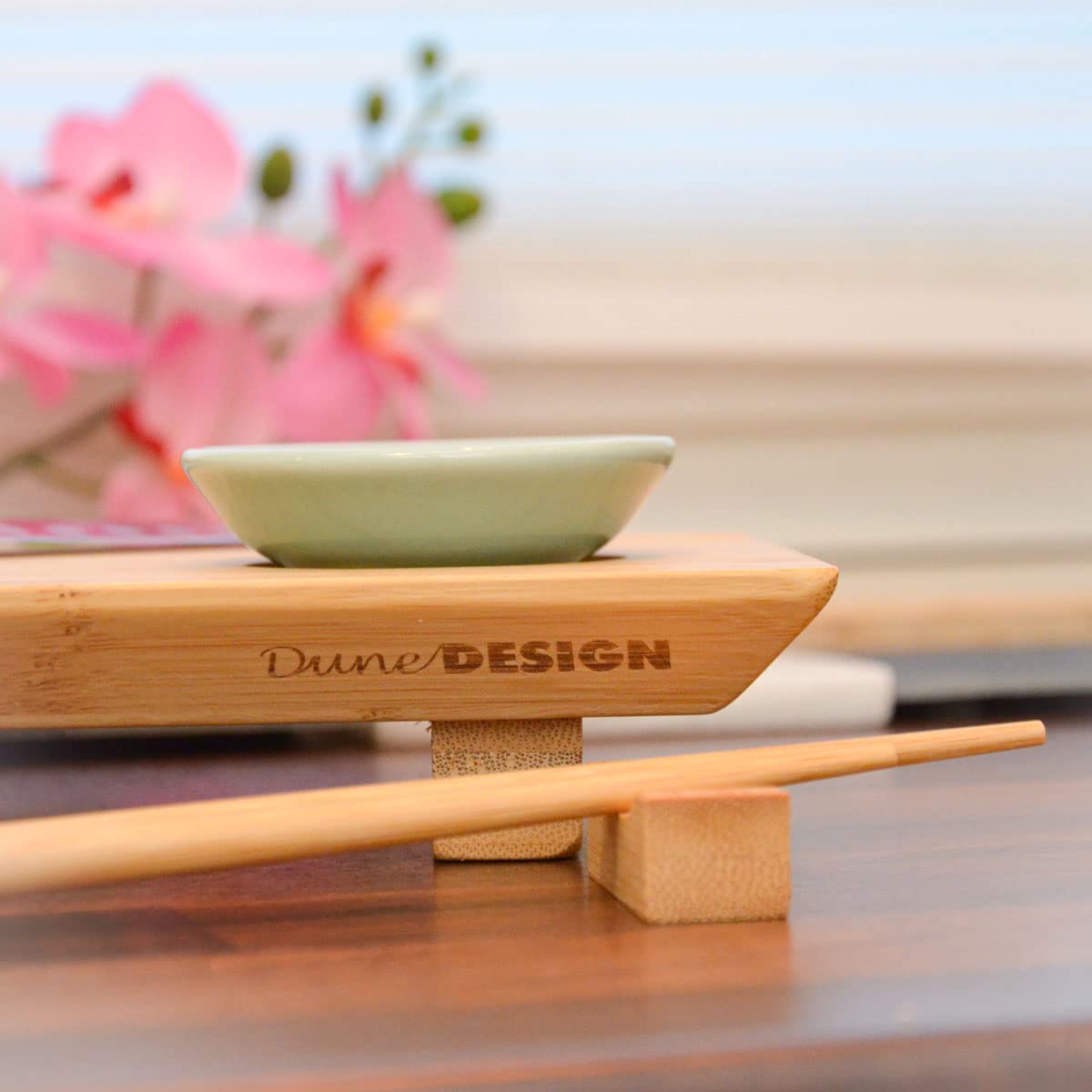 DuneDesign Ensemble de vaisselle à sushi pour 2 personnes - 27 x 16 x 4 cm - Planche à sushi - Ensemble complet - Assiette à sushi - Plateau de service en bois - Plateau en bambou - Accessoires sushi