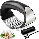 Hochwertiger und Sicher Material: Die Knoblauchpresse besteht aus hochwertigem Edelstahl 304, der korrosionsbeständig, rostfrei, schimmelresistent und rutschfest ist. Ergonomischer lebensmittelechtem Silikongriff, leicht zu greifen und zu kontrollieren, Knoblauch oder Ingwer einfach und schnell auspressen.