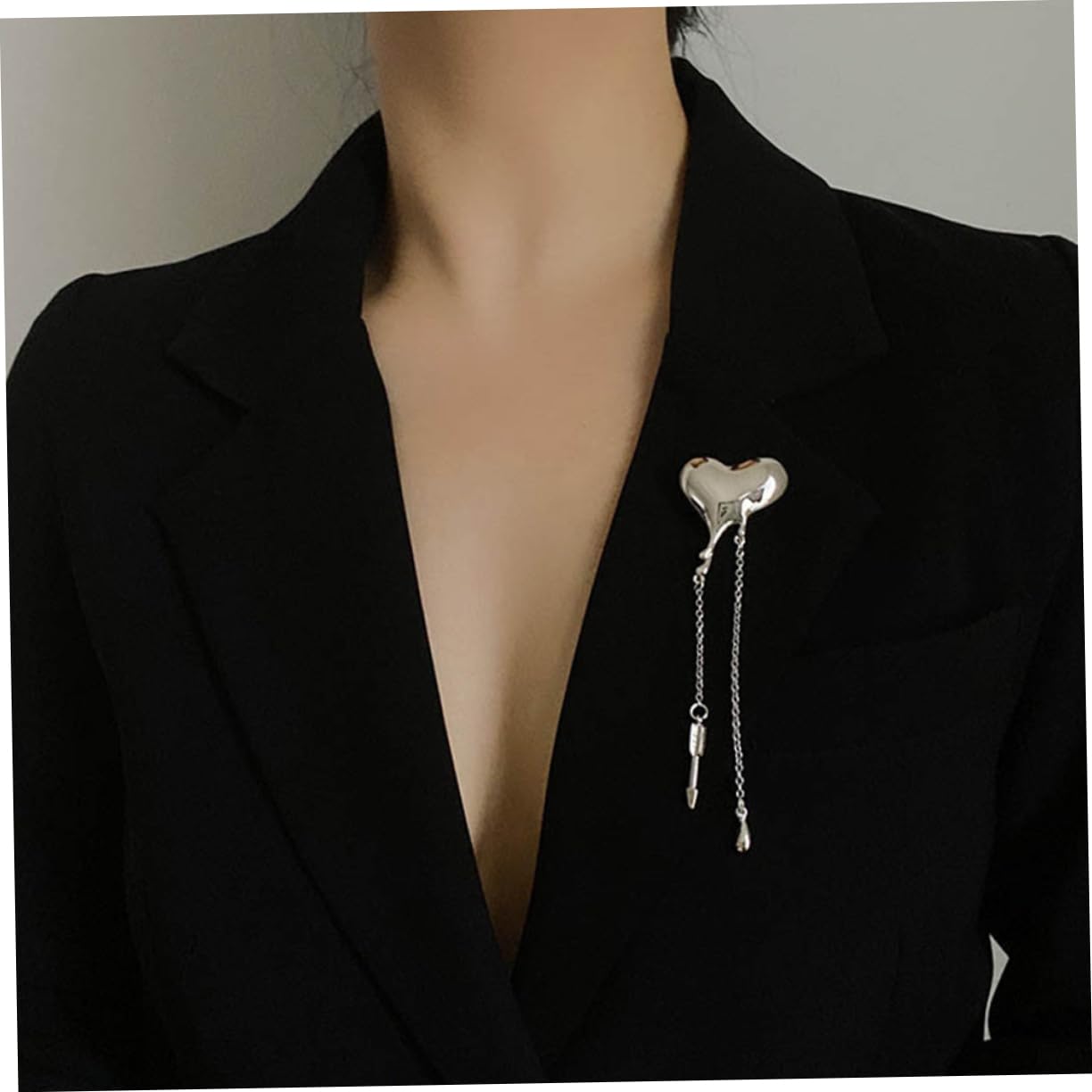 FRCOLOR Herz Brosche Kette Damen Anstecknadel Herzform Elegantes Accessoire für Anzüge Kleider Blusen Perfektes für Frauen zu Besonderen Anlässen