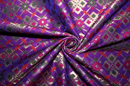 Tissu brocart Taj Ahotsav violet jacquard 112 cm large pour couture et ameublement
