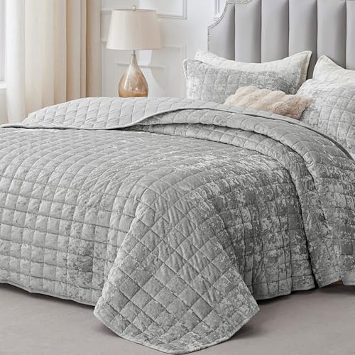 BEDELITE Velvet Quilt Set Queen Size - Luxury Velvet Comforter Bedding Set 3 Pieces, Soft Cozy Light Grey Oversized Bedspread Coverlet for All Seasons with 2 Pillow Shams