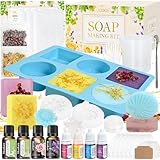 TOUT EN UN PAQUET COMPLET : Notre kit de fabrication de savon a tout ce dont vous avez besoin. Le set contient 1 x boîte cadeau, 1 x instructions en allemand, 4 x pigment liquide, 6 x moule à savon, 4 x huile essentielle, 1 x paillettes, 2 x pétales de fleurs séchées, 10 x sachets, 1 x doseur, 10 x autocollants, 8 x sachets en filet, 1 x cuillère en acier inoxydable, 1 x base de savon blanche, 1 x base de savon claire, 2 x gants