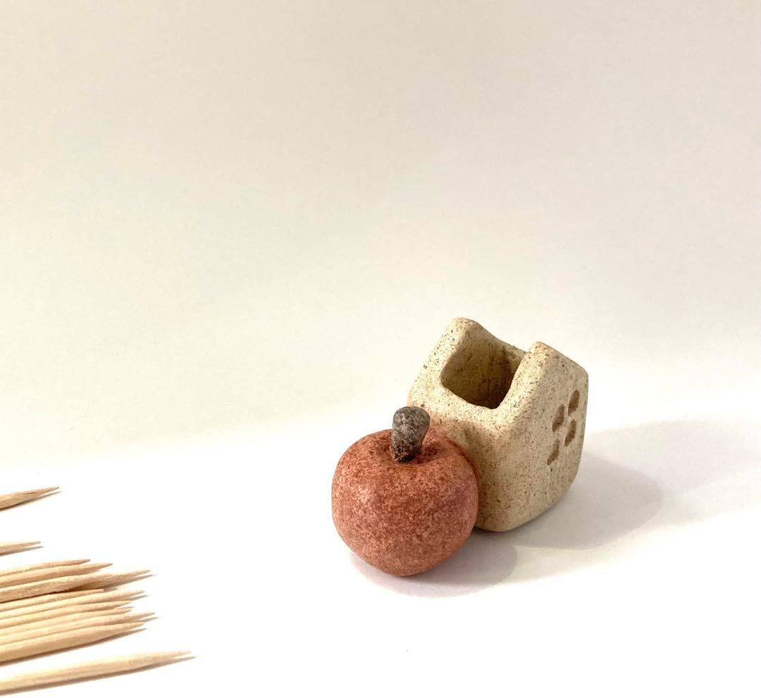 りんごとおうち型の爪楊枝入れ　かわいいお家型つまようじ入れ　陶器　ベージュ