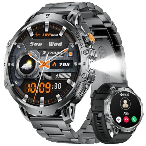 【Batteria da 1000mAh e Torcia】La batteria da 1000mAh è una rarità sul mercato degli smartwatch e offre un'eccellente autonomia. A seconda dell'uso, l'orologio sportivo dura 15-20 giorni in modalità normale e oltre 50 giorni in modalità risparmio energetico. Lo smartwatch uomo è dotato di una funzione torcia ad alta luminosità che fornisce un'illuminazione istantanea in condizioni di scarsa illuminazione o di notte. Se si è in campeggio, si cammina di notte o si cercano oggetti in caso di emergenza, questa funzione aumenta notevolmente la comodità.