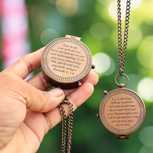 Brújula de Latón Grabada con Escritura Bíblica Proverbios 3:5-6 con Estuche de Cuero y Cadena – Brújula de Bolsillo Vintage Hecha a Mano, Regalo Cristiano para Hombres y Mujeres, Herramienta de Navegación Funcional miniatura 2