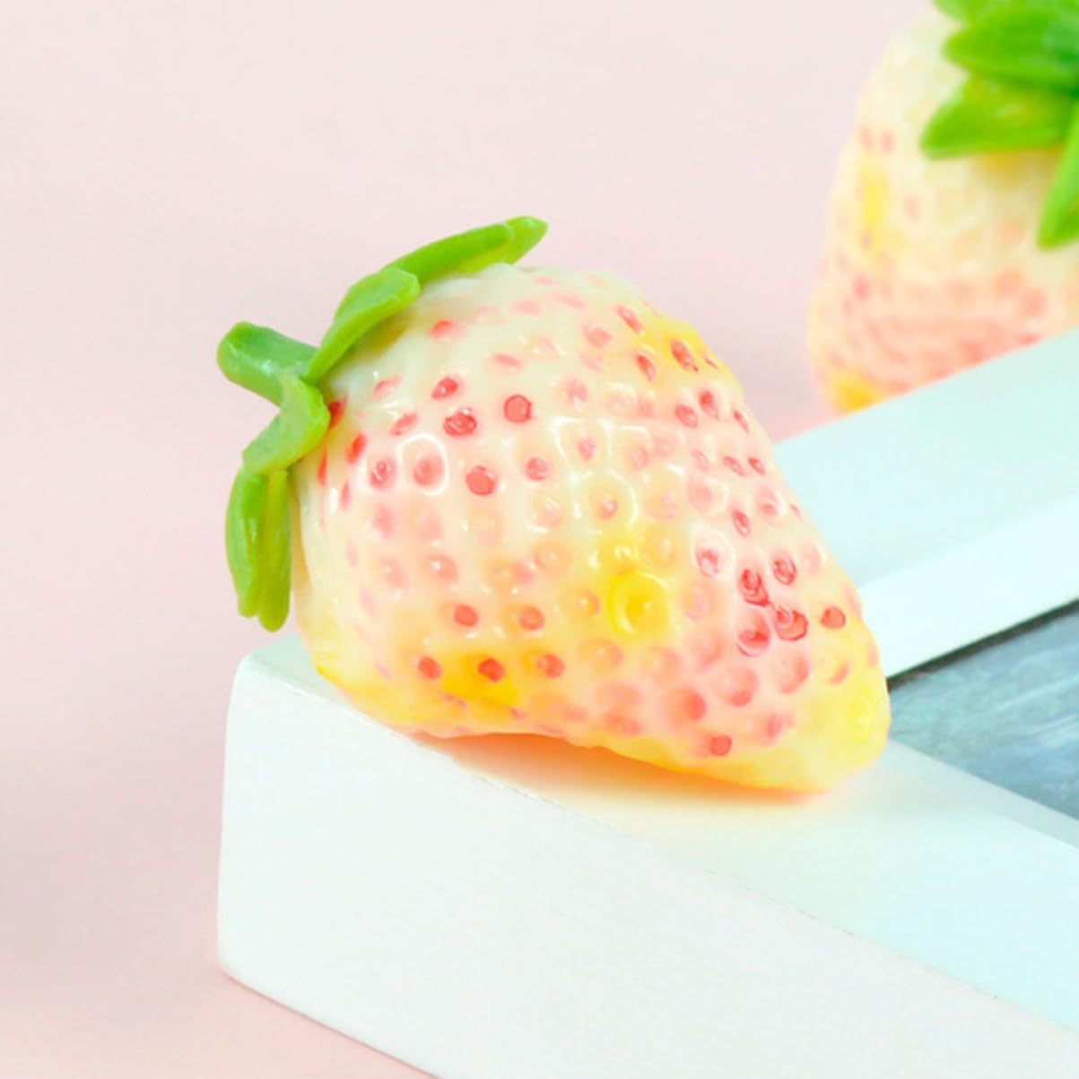 5 pcs Artificial Strawberry Ornament Faux Small Strawberry Model 1.77 in Plastic Fruit Decor for Home Photography Props Kitchen Display Table Styling