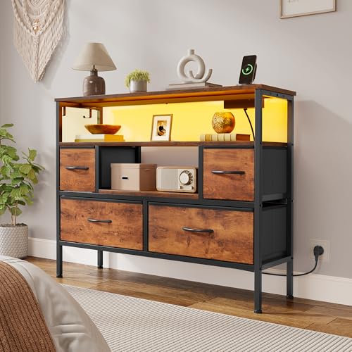 YITAHOME Cómoda de dormitorio con 4 cajones de tela, aparador con 2 enchufes, 2 puertos USB y barra de luz LED, mueble TV con ganchos laterales, color marrón rústico