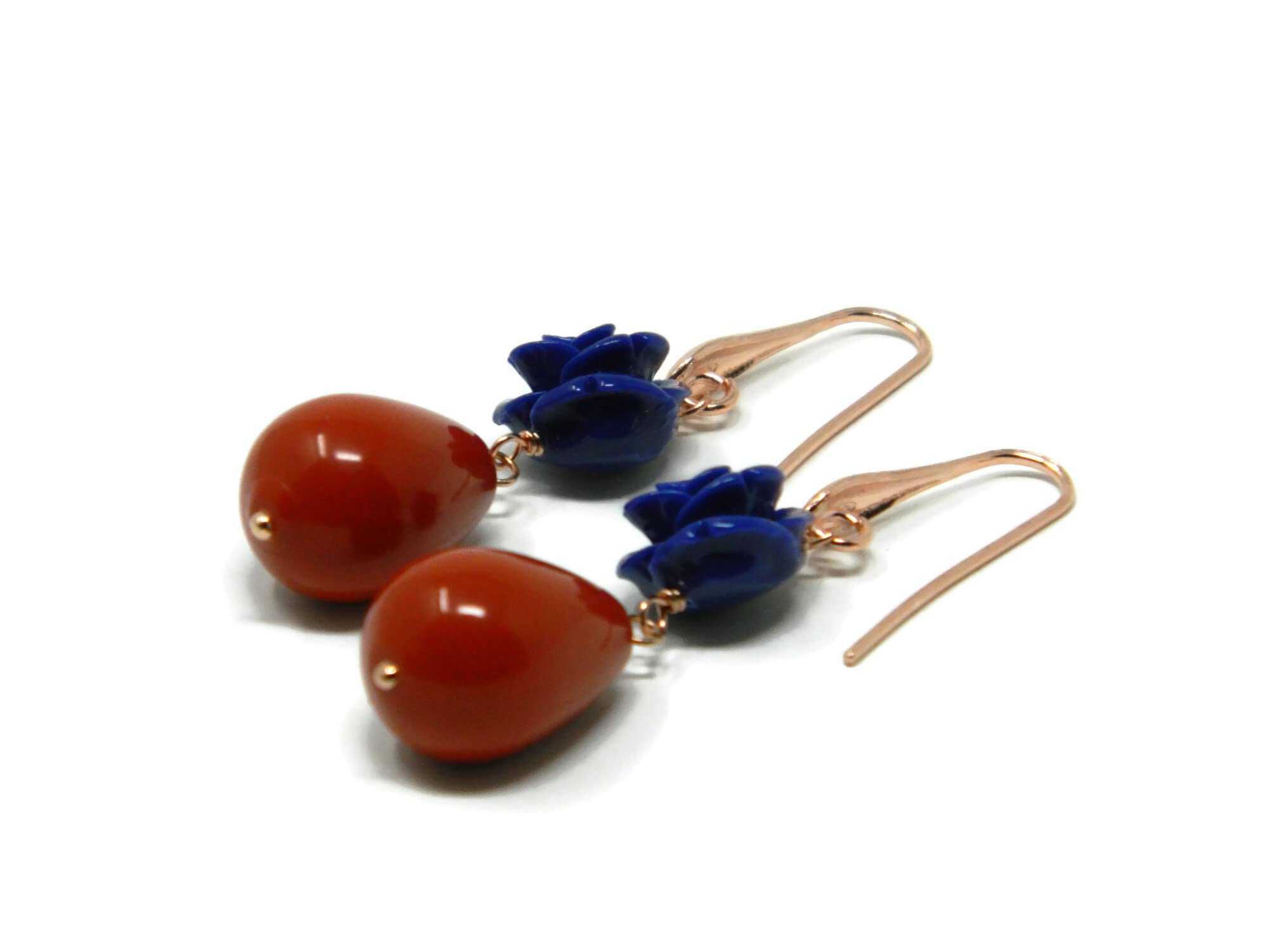 DodiGioielli Orecchini Pendenti Rosellina Blu in Resina e Gocce in Pasta di Corallo Rosso Sardegna | Gancetto in Argento 925 Placcato Oro Rosa | Gioielli Artigianali Made in Italy