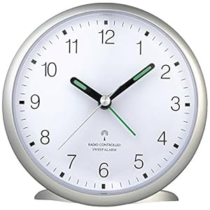 TFA Dostmann Réveil analogique radio-piloté, 60.1506, horloge silencieux, alarme forte, chiffres bien lisibles, horloge de chambre, bureau d’accueil, avec fonction snooze, éclairé, haut, argenté