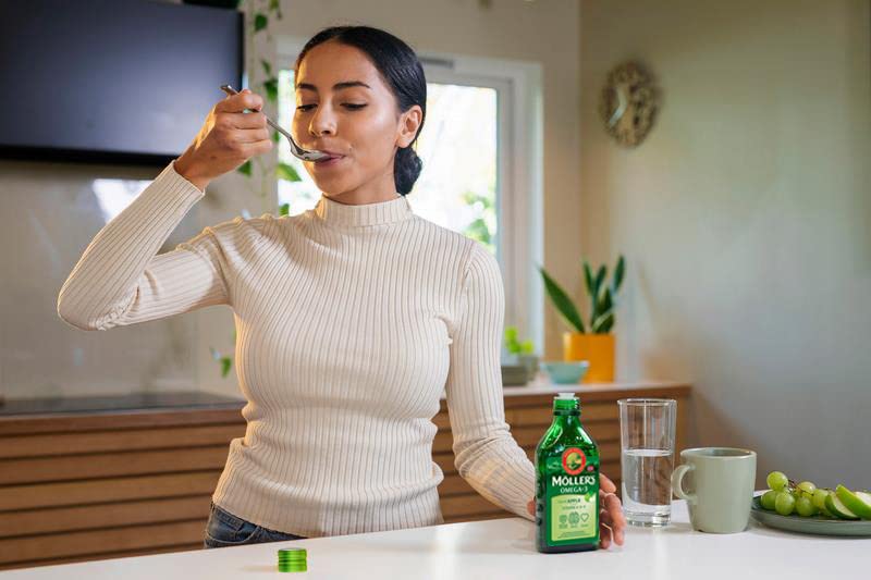 Möller's Omega 3 Lebertran | Nahrungsergänzung mit EPA, DHA, Vit A, D und E | Hochreiner natürlicher | 165 Jahre alte Marke | Superior Taste Award | Apfelgeschmack | 250 ML