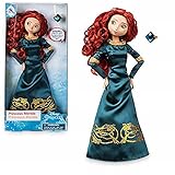 Muñeca articulada, piernas brazos y cabeza posicionables Con largos cabellos rojos con tirantes, Merida lleva un vestido de raso de manga larga color verde petróleo decorado con acabados de organza dorada. La muñeca viene acompañada de un anillo de tamaño real. Altura: 30 cm aprox