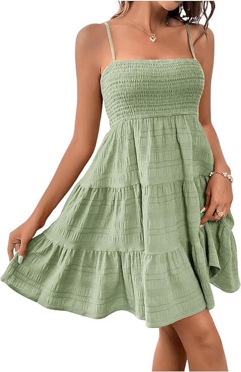 Robe d'été à bretelles avec dos nu et col carré pour un look de plage fluide