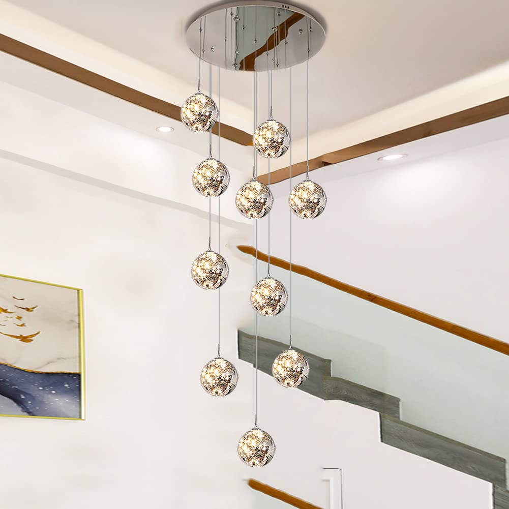 Lustre d'escalier monumental pour illuminer l'entrée d'une villa contemporaine