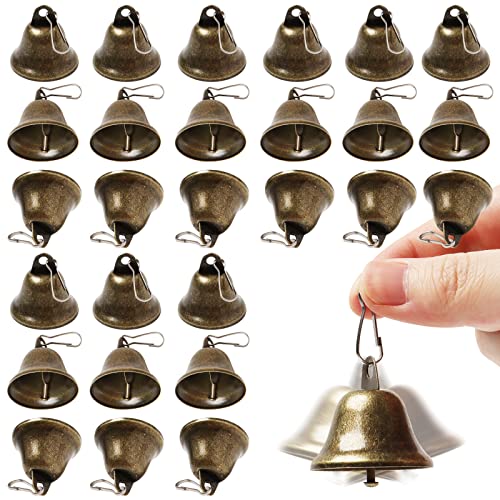 IRA POLLITT 36 cascabeles de bronce artesanales, campanas vintage pequeñas con ganchos de resorte para colgar campanillas de viento, puertas de boda, collar de perro, decoración de Navidad, 4.6 x 3.8