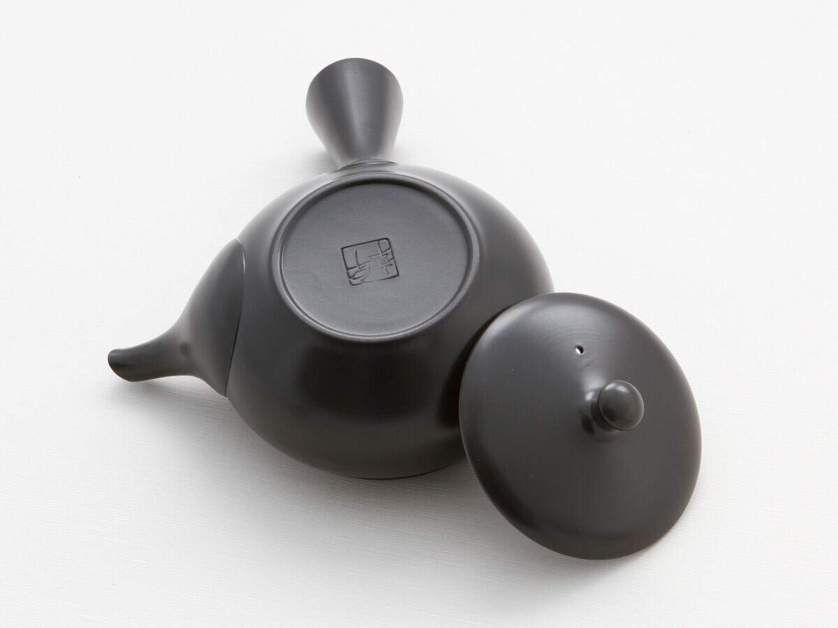 japanische Tee-Kanne Kuro Hiramaru. Schwarz, Integriertes Sieb Edelstahl. Echt japanische Kyusu, Seitengriffkanne, aus natürlichem Tokoname-Ton