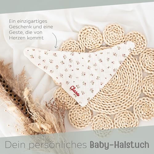 wunderwunsch Baby Halstuch, Babygeschenk, Geschenk zur Geburt, Dreieckstuch Kinder, Taufgeschenk personalisiert mit deinem Wunschnamen in 8 süßen Designs (Herz Blumen)